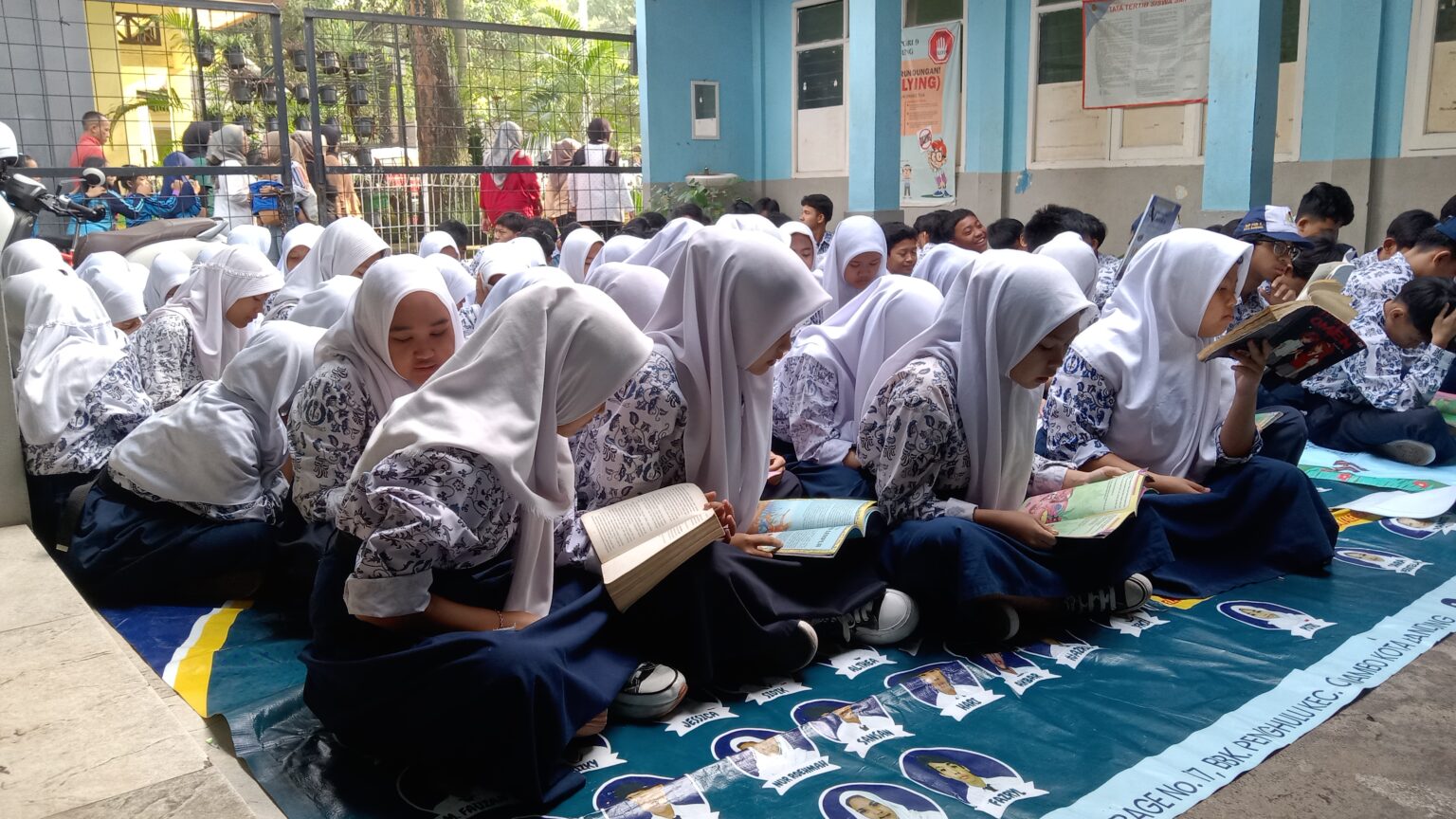 Kegiatan Literasi di SMP PGRI 9 Bandung: Baca Buku, Bangun Karakter